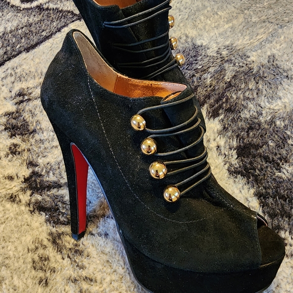 Christian Louboutin!!!!! Uncertain of authenticity. - Picture 2 of 5